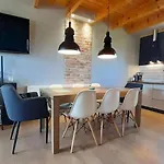 Large, Comfortable Home, Sauna, Jacuzzi