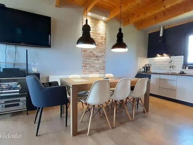 Large, Comfortable Home, Sauna, Jacuzzi